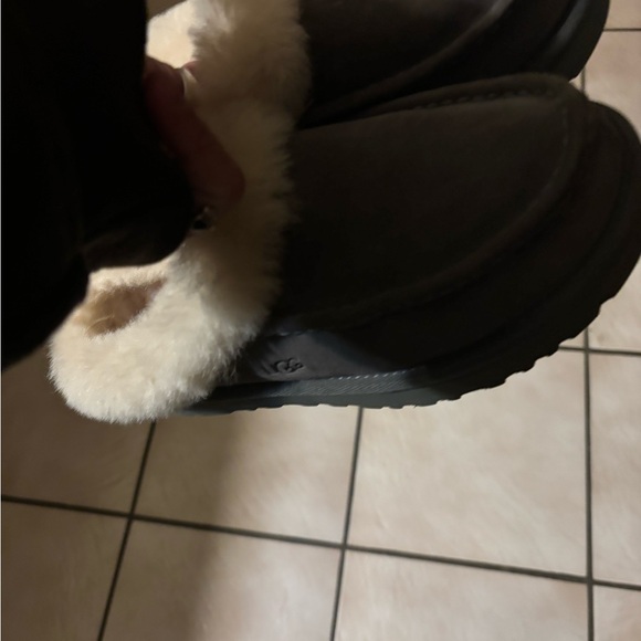 UGG Slippers/Shoes Women’s - Picture 6 of 12